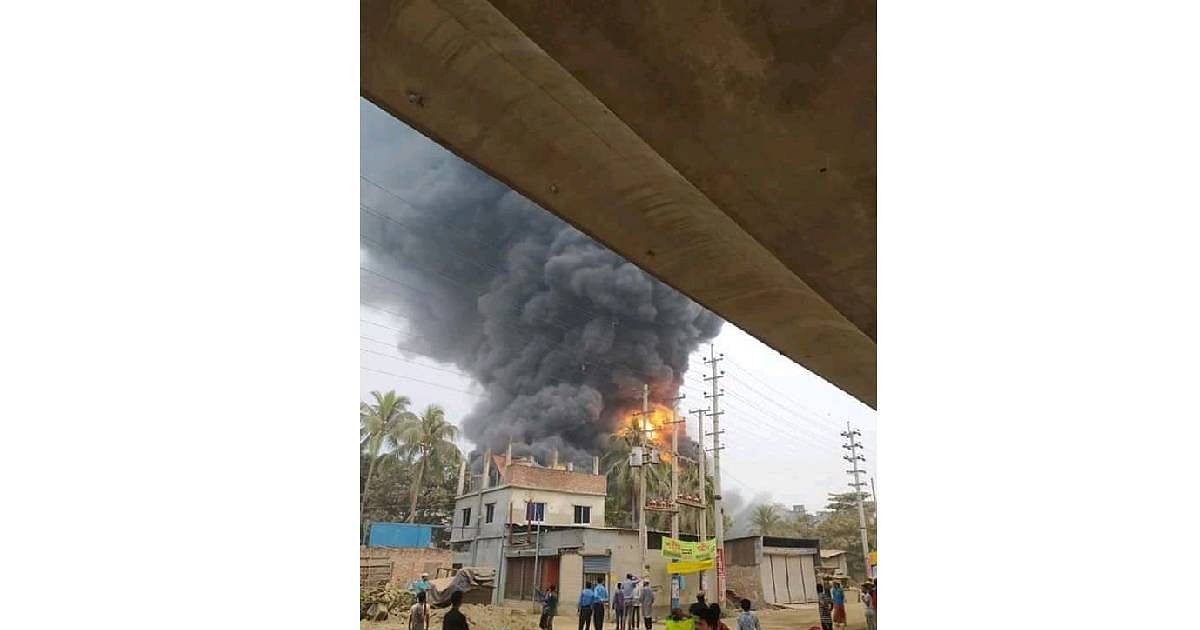 A fire at a Keraniganj plastic factory in Dhaka belches out plumes of smoke. Photo: UNB
