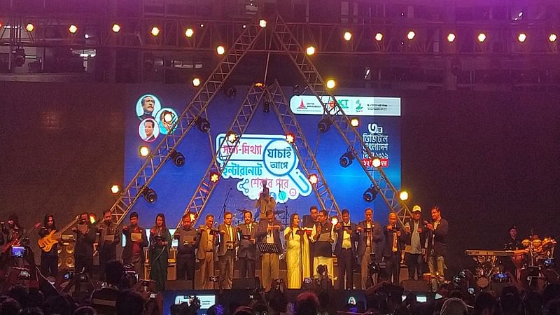 Home minister Asaduzzaman Khan Kamal on 12 December administers an oath to make Bangladesh a fake news and rumour-free country. Photo: UNB