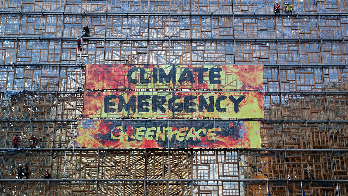 Climate change activists from Greenpeace display a banner outside the EU Council headquarters, ahead of an EU leaders summit in Brussels, Belgium on 12 December 2019. Photo: Reuters