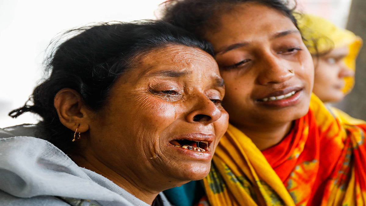 Relatives of a victim, who is undergoing treatment at Sheikh Hasina National Burn and Plastic Surgery Institute, Dhaka after sustaining burn injuries in a deadly fire at a Keraniganj plastic factory in Dhaka on 12 December, mourn on the premises of the hospital on 13 December 2019. Photo : Dipu Malakar