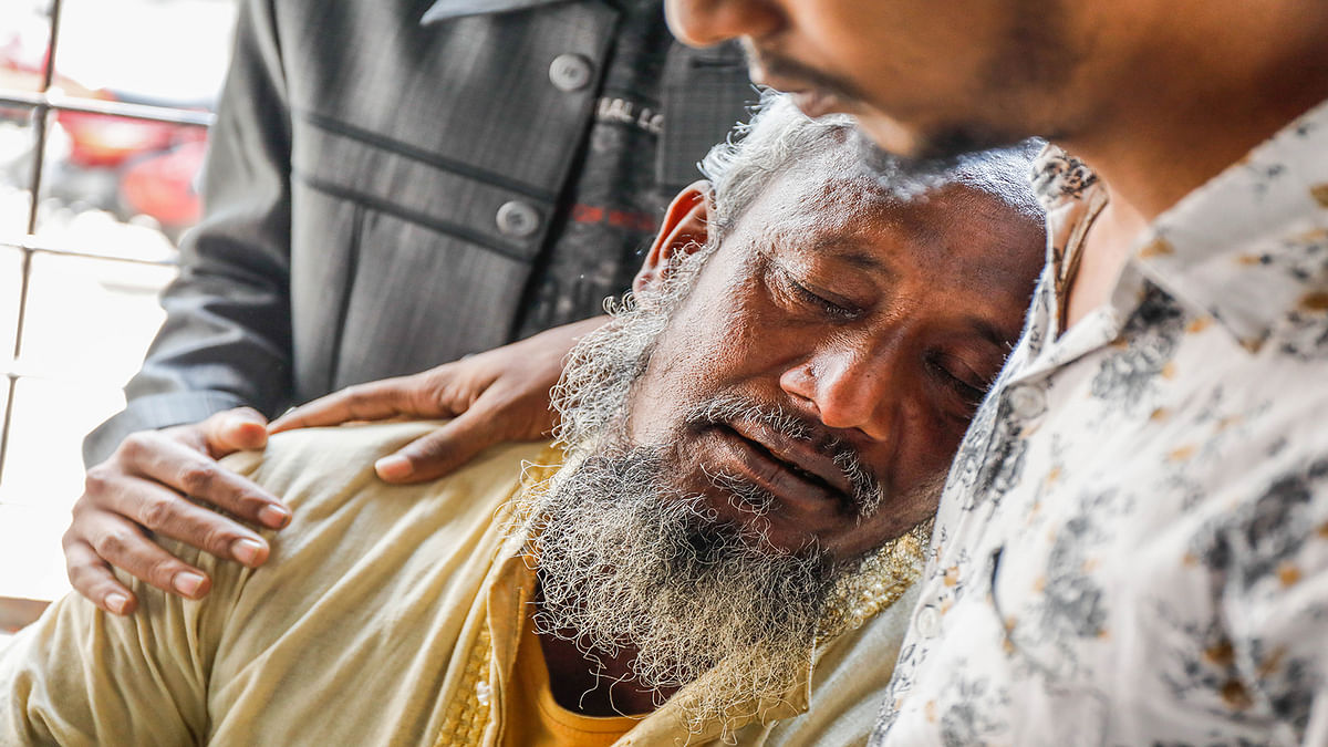 A man becomes senseless at Dhaka Medical College and Hospital morgue in Dhaka on 13 December 2019. He came here to give DNA samples for the identification of his son killed in a deadly plastic factory fire in Keraniganj, Dhaka on 12 December. Photo: Dipu Malakar