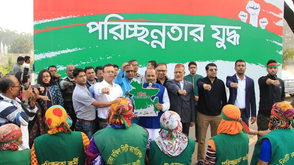 Housing and public works minister SM Rezaul Karim inaugurates the ‘Battle for cleanliness’ campaign, organised by `Dettol Harpic Porichchonno Bangladesh` and private television channel RTV at Manik Mia Avenue, Dhaka on Friday. Photo: UNB