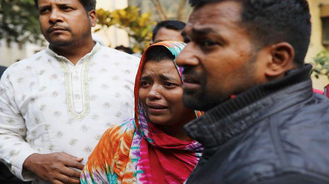Relatives mourn after a deadly fire in a plastic factory in Dhaka, Bangladesh on 12 December 2019. Photo: Reuters