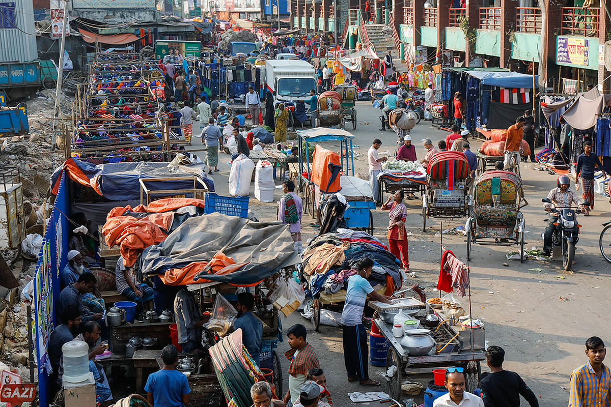Mobile shops set up illegally on footpath and roads in Karwan Bazar, Dhaka on 14 December 2019, about two months after they were evicted by the Dhaka North City Corporation and law enforcement. Photo: Dipu Malakar