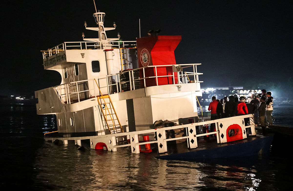 A cargo sunk in water following a collision with Dhaka-bound launch MV Sharukh 2 at the river Kirantankhola at Char Kauwa, Barishal on 15 December 2019. Photo: Saiyan