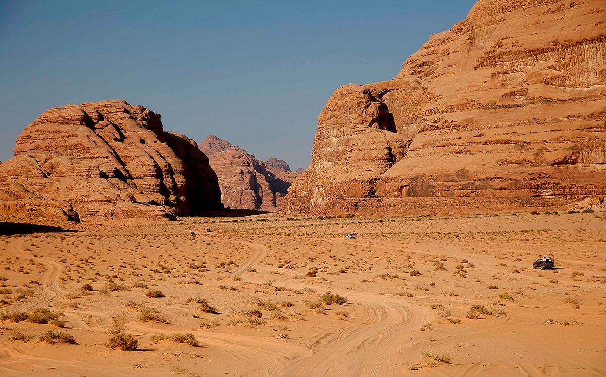 A picture taken on 25 September 2018 shows a scene from the southern Jordanian desert of Wadi Rum. Since Peter O`Toole, rode his horse in the Wadi Rum desert in 1962 s “Laurence of Arabia”, Harrison Ford running through the ancient caves of Petra in 1989’s “Indiana Jones and the Last Crusade”, Matt Damon driving his spacecraft on Mars in 2015 “The Martian” and this year`s “Alladin” and “Star Wars: The Rise of Skywalker”, Jordan geographic diversity and facilities has been always attracting Hollywood filmmakers. Photo: AFP