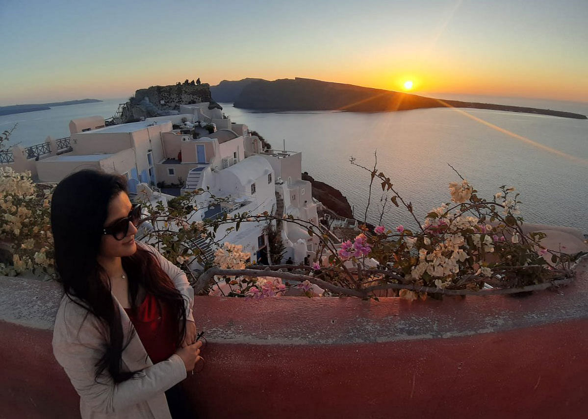 Srijit Mukherji shares a photo of wife Mithila on Twitter with a caption “Sensational Santorini Sunset” on 16 December. Photo: Twitter