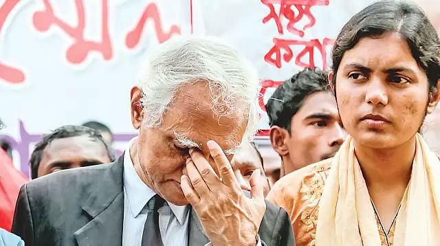 Freedom fighter Tapan Kumar Chakrabarty reacts at Barishal Sadar Road on 18 December 2019 during a demonstration protesting against the the inclusion of his and his family members` names in a recently published razakars` list by the liberation war affairs ministry . Photo: Saiyan