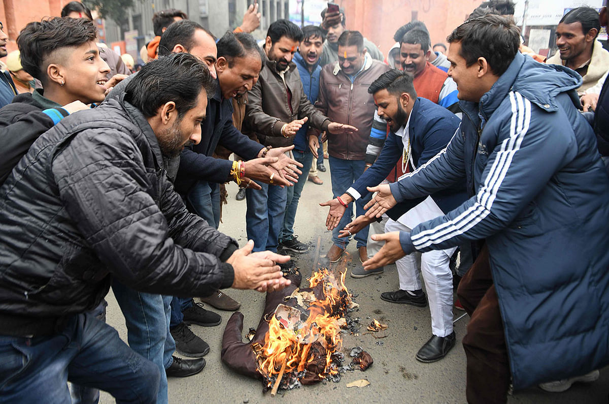 Activists from the Hindu nationalist group Shiv Sena Taksali shout slogans as they burn an effigy they said represented protesters who are opposed to India`s new citizenship law in Amritsar on 18 December 2019. Photo: AFP