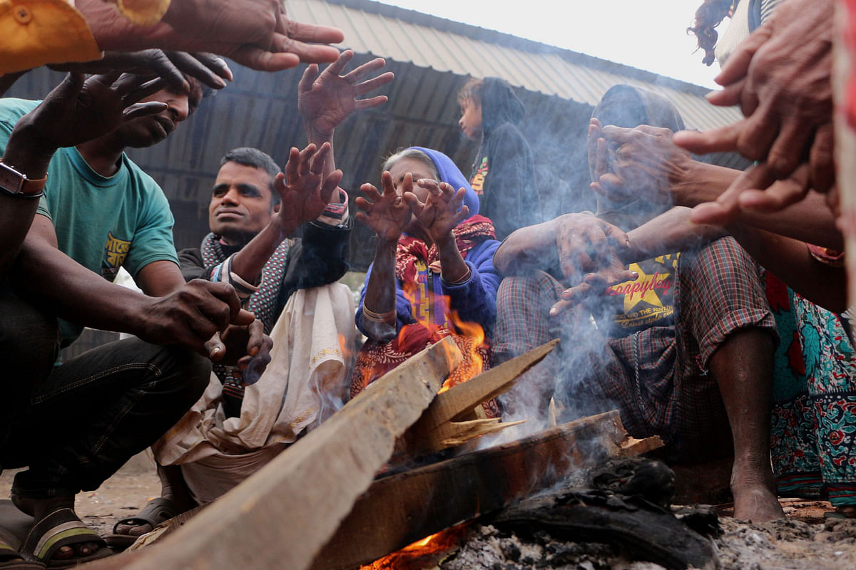 People warm them up in bonfire in Rail Station area, Narayanganj on 19 December. Photo: Dinar Mahmud