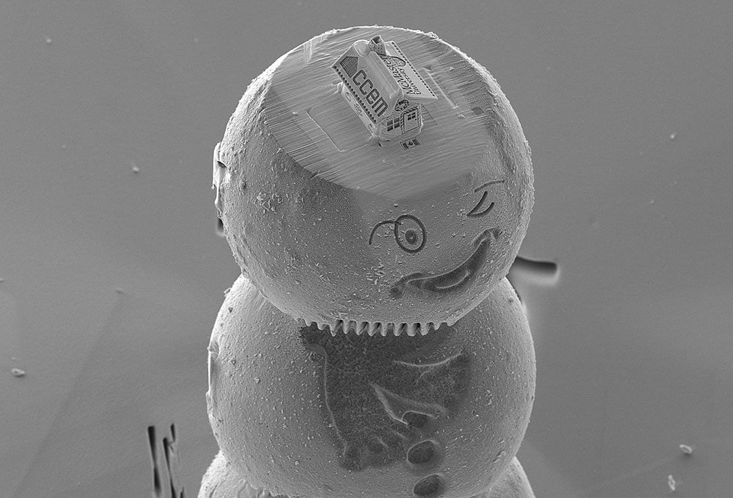 This image released on 18 December 2019, by the Canadian Centre for Electron Microscopy at McMaster University in Hamilton, Canada, show the tiniest gingerbread house on top of a snowman. Photo: AFP