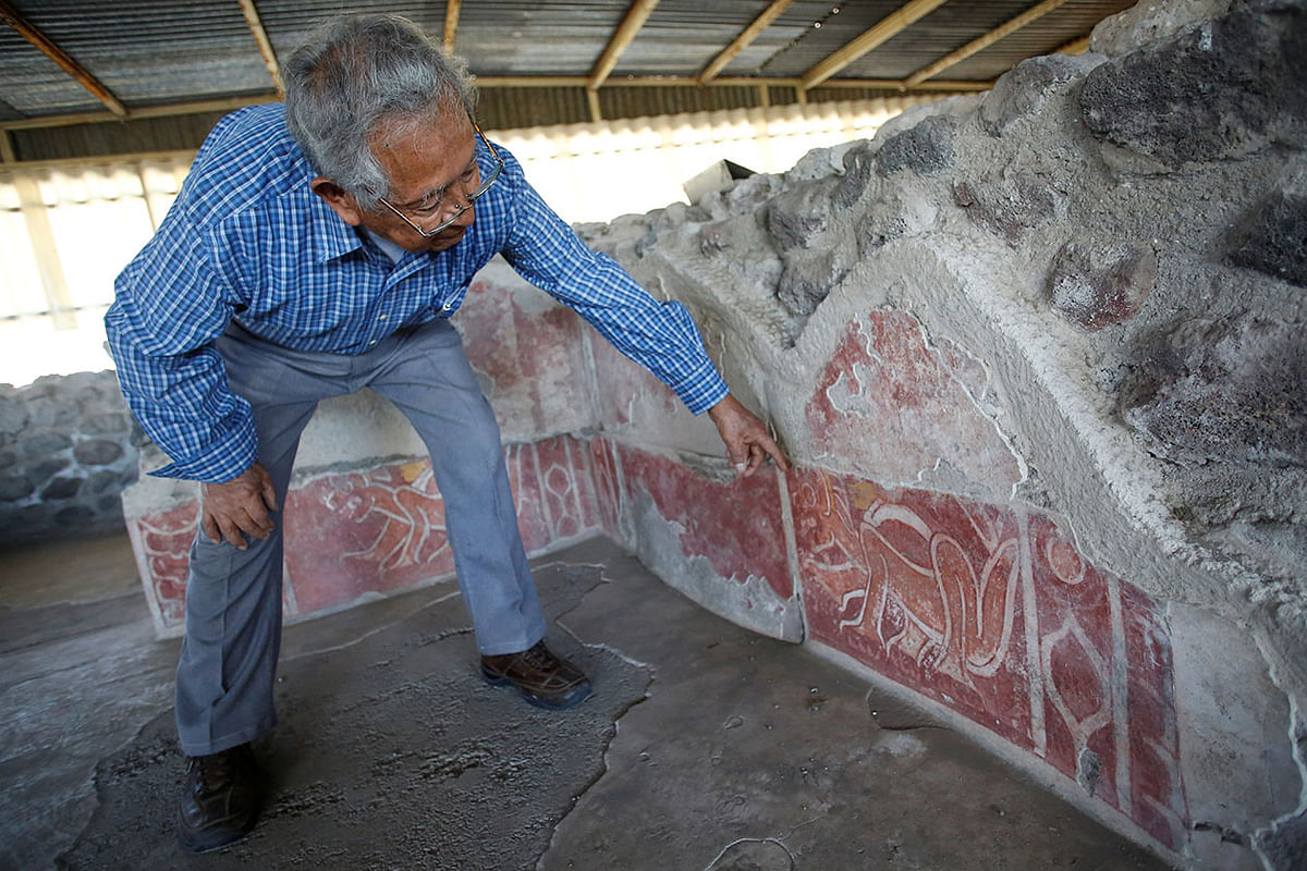 Archeologist Ruben Cabrera points at the remains of mural paintings on the walls of the Patio of the Jaguars at La Ventilla, one of the most extensively excavated neighborhoods in the ancient city of Teotihuacan, in San Juan Teotihuacan, on the outskirts of Mexico City, Mexico on 7 November 2019. Photo: Reuters