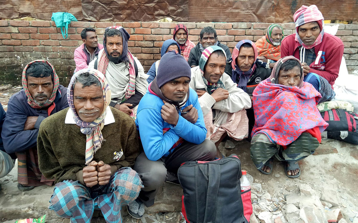 Day labourers shiver in extreme cold in Goalchamot, Faridpur on 19 December. Photo: Alimuzzaman
