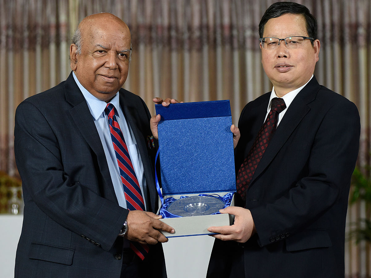BIPSS president ANM Muniruzzaman and deputy DG, Development Research Center, Yunnan, exchange tokens of cooperation at the 6th Joint Forum for China-Bangladesh Cooperation at conference held on 18 and 19 December in Dhaka