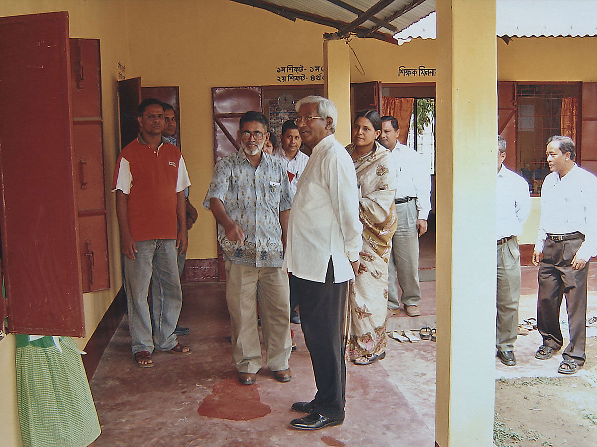 Sir Fazle Hasan Abed visits a BRAC school. Photo: BRAC