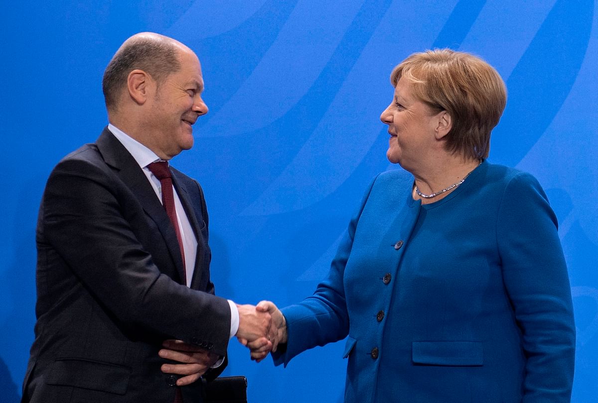 German chancellor Angela Merkel (R) and German finance minister and vice-chancellor Olaf Scholz (L) shake hands after a press conference following the signing of a declaration of intent to promote the recruitment of foreign skilled workers in Germany, by the Federal Government, representatives of industry and representatives of trade unions, on 16 December 2019 at the Chancellery in Berlin. Photo: AFP