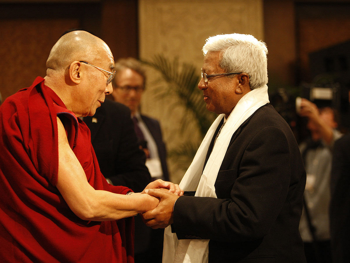 Sir Fazle Hasan Abed shakes hand with Tibet spiritual leader Dalai Lama in 2009. Photo: Collected