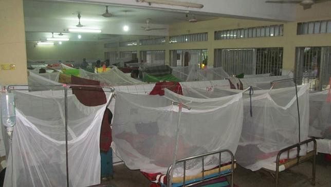 Dengue patients undergo treatment at a hospital in Dhaka. UNB File Photo