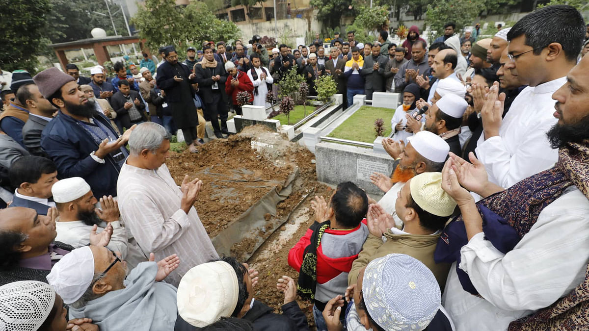 People pray after the burial of Sir Fazle Hasan Abed at Banani graveyard, Dhaka on 22 December 2019. Photo: Prothom Alo