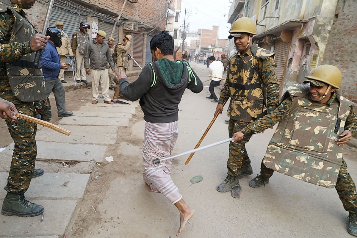 In this picture taken on 20 December 2019, police personnel clash with a protester during a demonstration against India`s new citizenship law in Varanasi. Photo: AFP