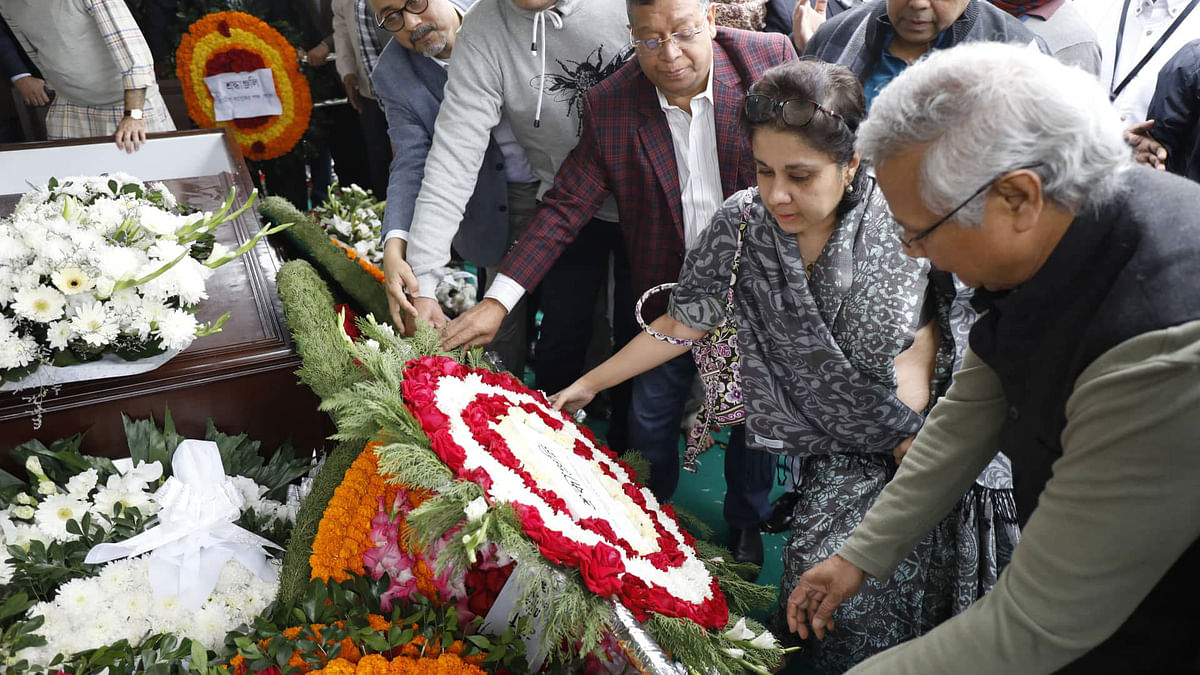 Grameen Bank founder Nobel Peace Prize winner Muhammad Yunus, a friend of Sir Fazle Hasan Abed, pays his respect to the BRAC founder at Army Stadium, Dhaka on 22 December 2019. Photo: Prothom Alo
