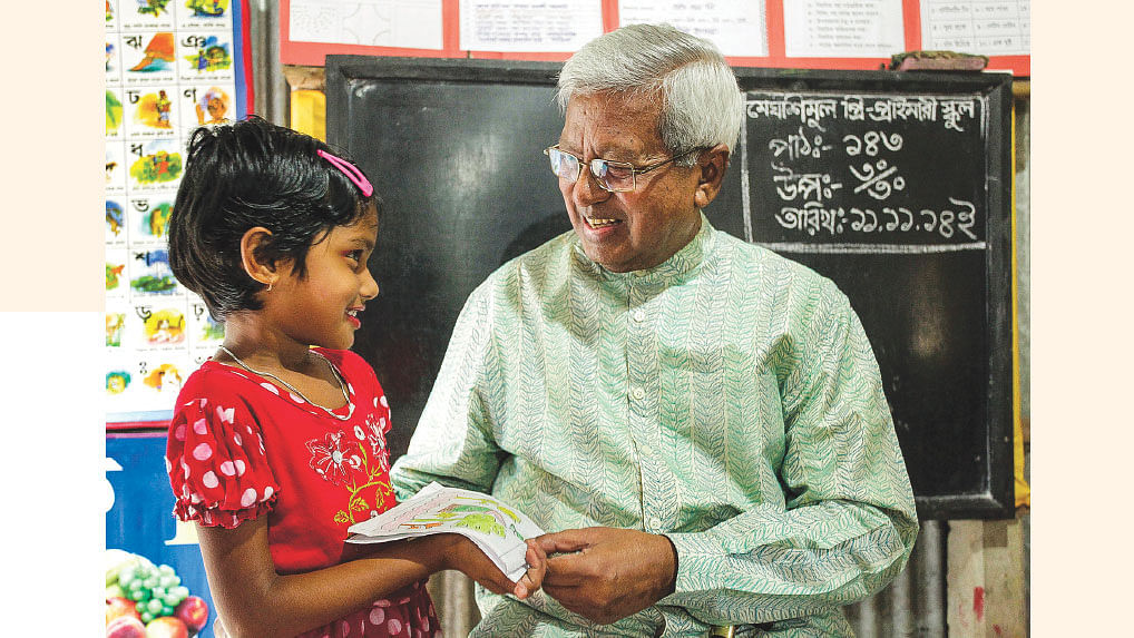 BRAC founder Sir Fazle Hasan Abed with a student. Prothom Alo File Photo