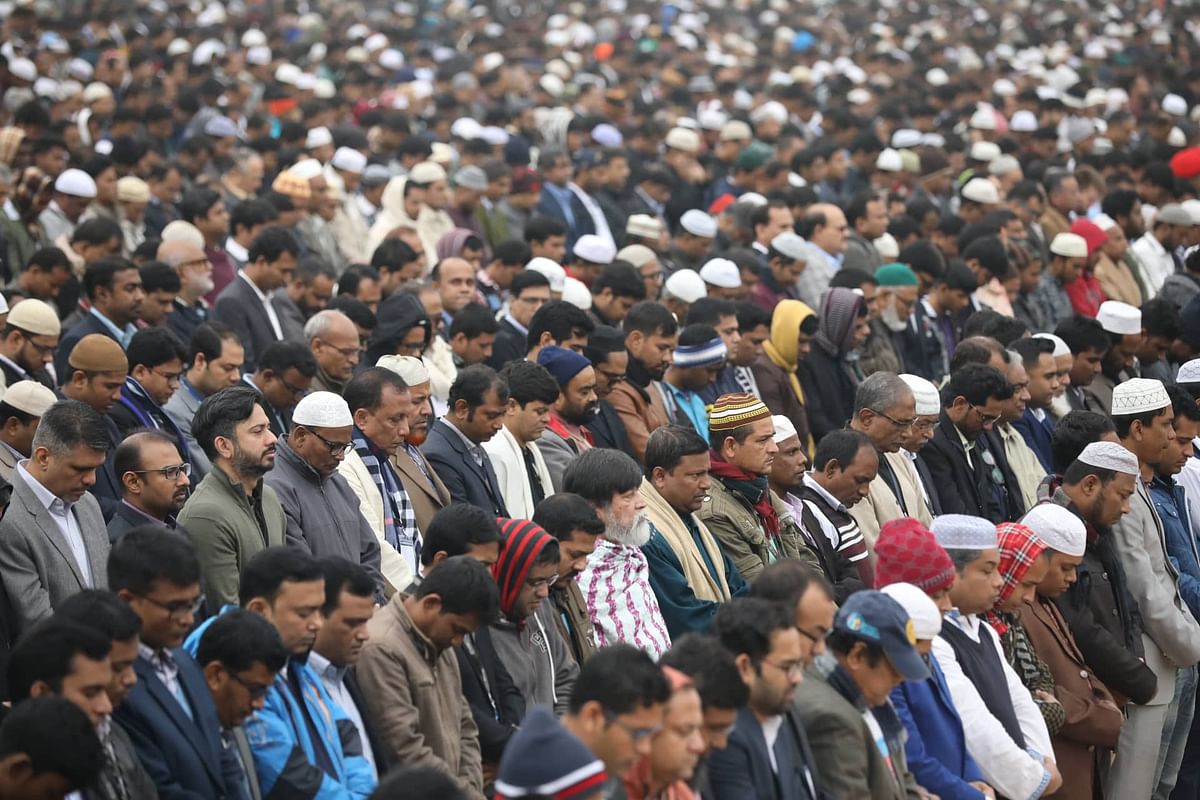 People take part in the namaz-e-janaza of Sir Fazle Hasan Abed at Army Stadium, Dhaka on 22 December 2019. Photo: Prothom Alo