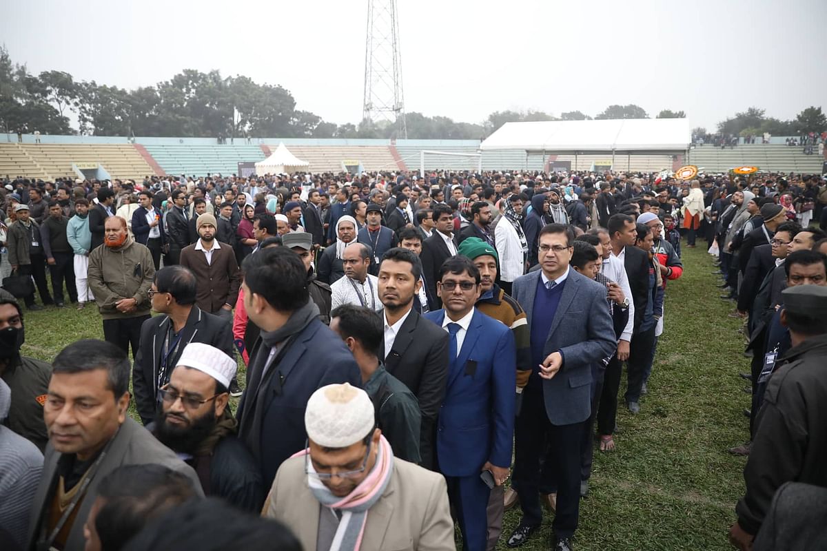 People pay respect to Sir Fazle Hasan Abed at Army Stadium, Dhaka on 22 December 2019. Photo: Abdus Salam