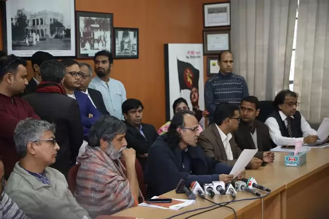 Worried guardians and civil society members meet Dhaka University vice chancellor professor Akhtaruzzaman at his office and submit a memorandum to him seeking safety of the students on 24 December 2019. Photo: Abdus Salam