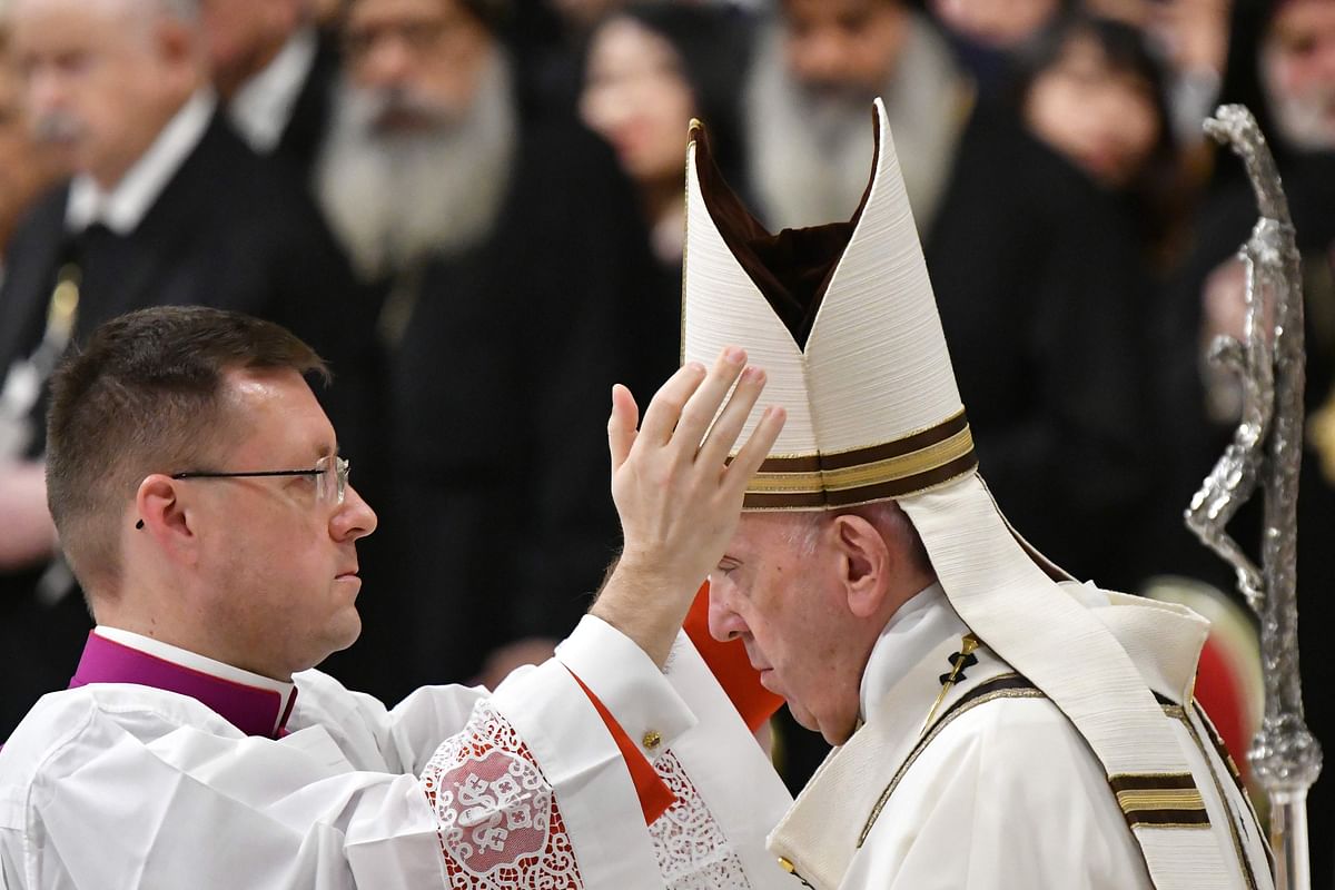 Pope Francis (R) leads a Christmas Eve mass in St Peter`s Basilica to mark the nativity of Jesus Christ on 24 December 2019 at the Vatican. Photo: AFP