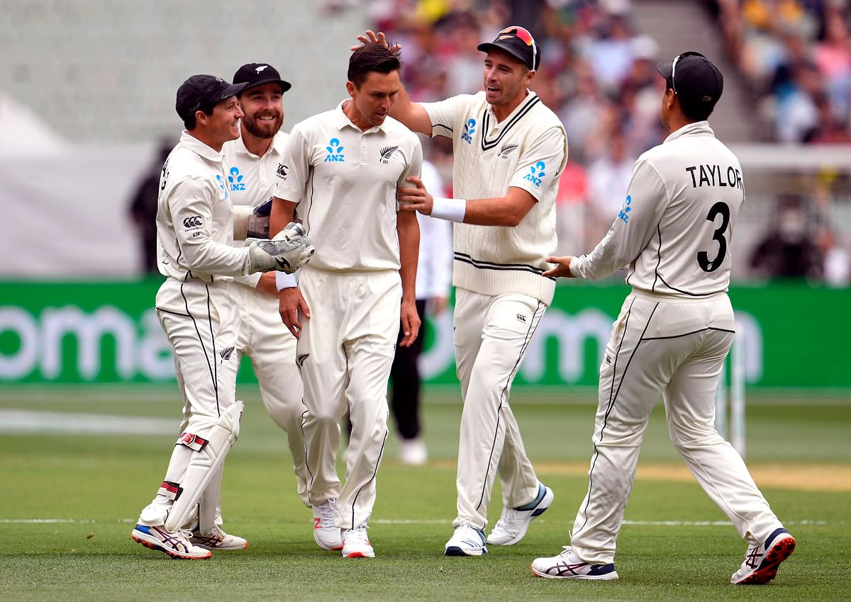 New Zealand`s Trent Boult (C) celebrates with teammates after dismissing Australia`s batsman Joe Burns on the first day of the second cricket Test match at the MCG in Melbourne on 26 December 2019. Photo: AFP