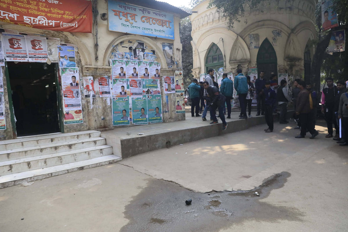 A crude bomb was recovered from Dhaka University campus on Thursday. Photo: Tanvir Ahamed
