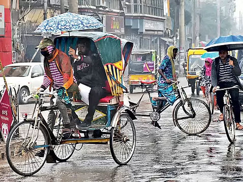 People shiver as it drizzles amid cold wave in parts of the country. Jashore Eidgah road intersection, 26 December 2019. Photo: Prothom Alo