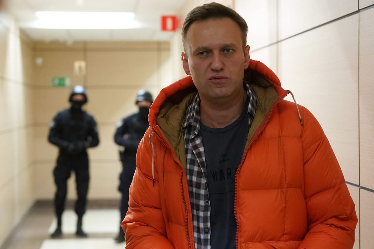 Russian opposition leader Alexei Navalny stands near law enforcement agents in a hallway of a business centre, which houses the office of his Anti-Corruption Foundation (FBK), in Moscow on 26 December 2019. Photo: AFP