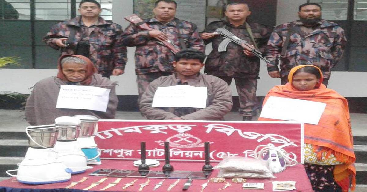 BGB detain three people from a bordering area in Maheshpur upazila of Jhenaidah early Friday while entering the country from India illegally. Photo: UNB