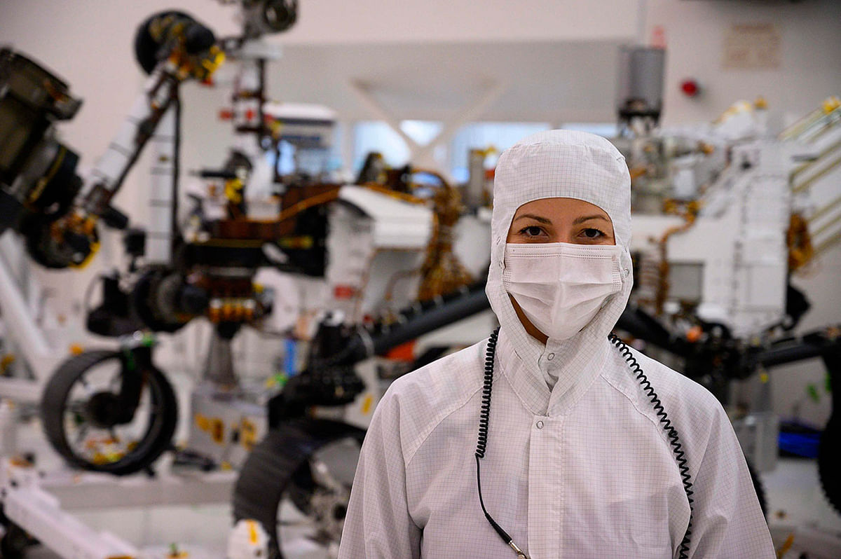Mars 2020 lead flight systems engineer Jessica Samuels poses for a photo in front of the Mars 2020 Rover, on 27 December 2019 during a media tour of the spacecraft assembly clean room at NASA`s Jet Propulsion Laboratory in Pasadena, California. Photo: AFP