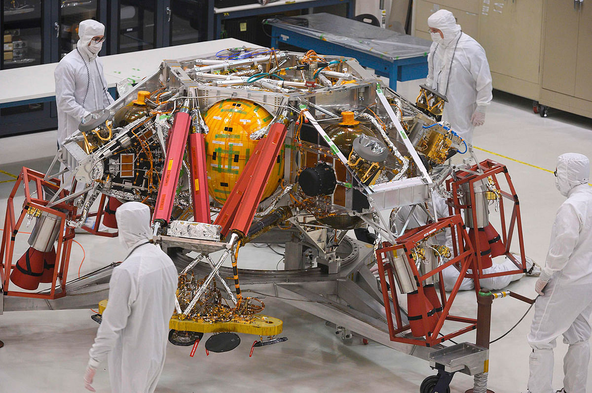 NASA engineers and technicians examine the descent stage of the Mars 2020 spacecraft, on 27 December 2019 during a media tour of the Mars2020 Spacecraft Assembly Facility clean room at NASA`s Jet Propulsion Laboratory in Pasadena, California. Photo: AFP