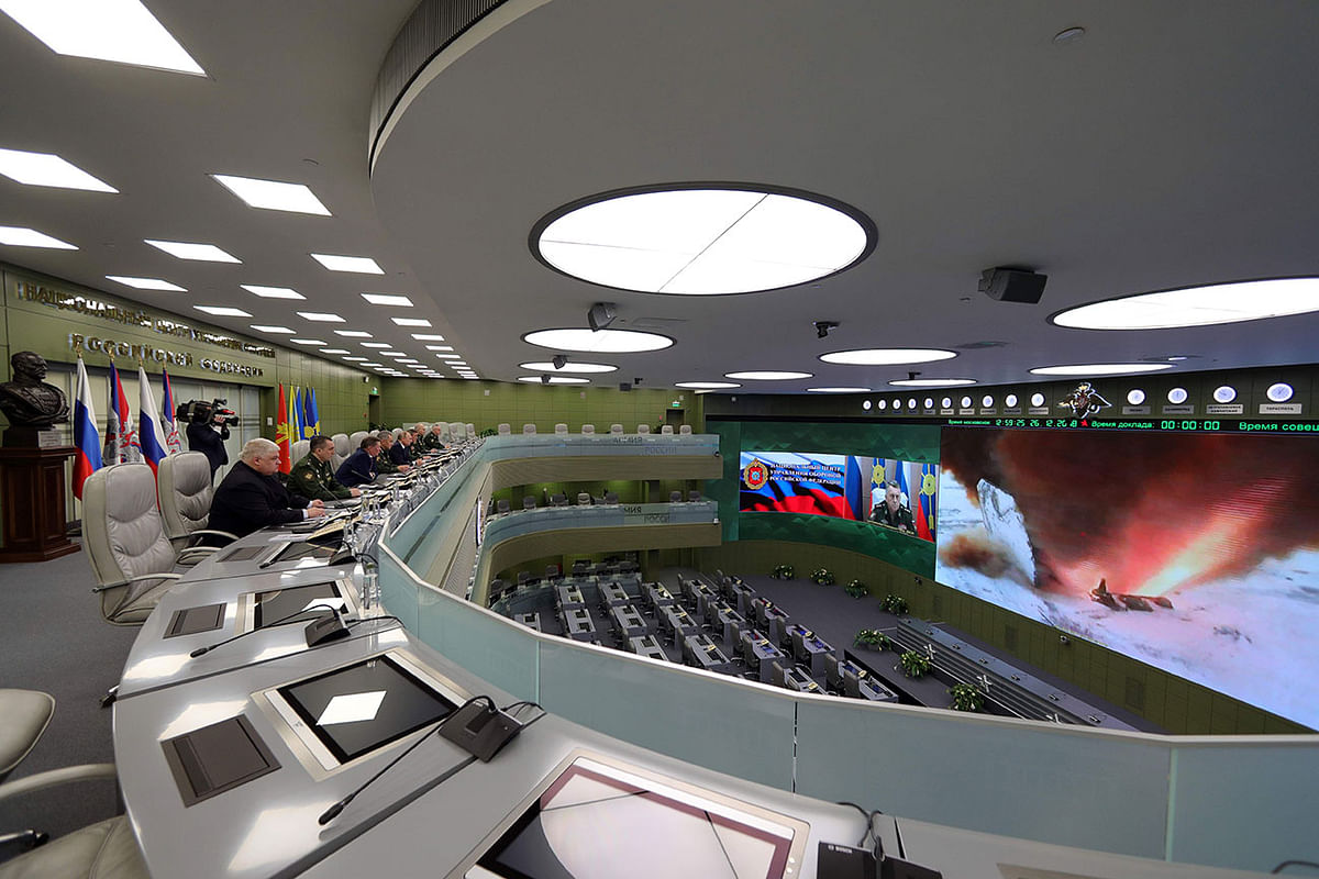 Russian president Vladimir Putin (5L) visits the national defence control centre to oversee the test launch of the Avangard hypersonic missile, Moscow, on 26 December 2018. Russian defence minister Sergei Shoigu told president Vladimir Putin on 27 December 2019 that the country`s first Avangard hypersonic missiles have been put into service, an official statement said. Photo: AFP