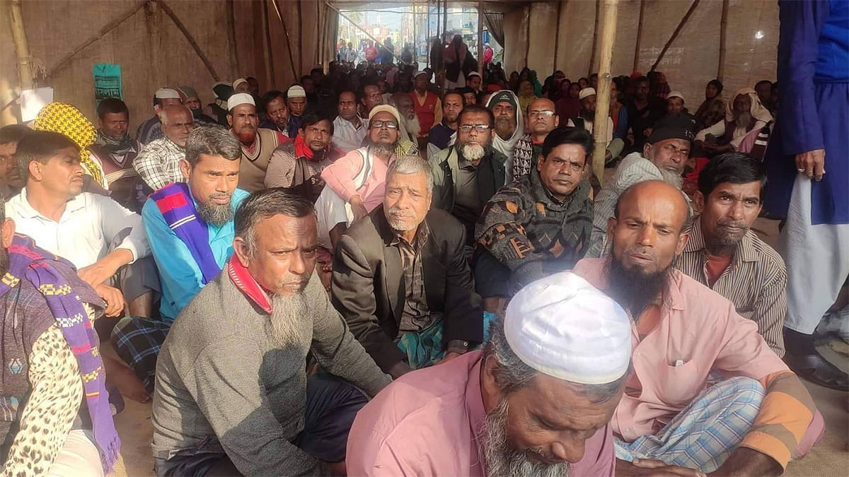 Workers of nine state-owned jute mills in Khulna and Jashore districts resumed their fast-unto-death on Sunday to press home their 11-point demand, including implementation of the wage commission and payment of regular wages. Photo: UNB