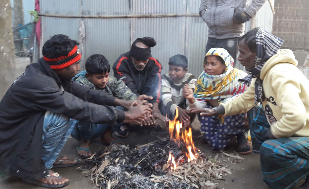 People warm themselves in a bonfire in Panchagarh on 29 December, 2019. Photo: Raziur Rahman