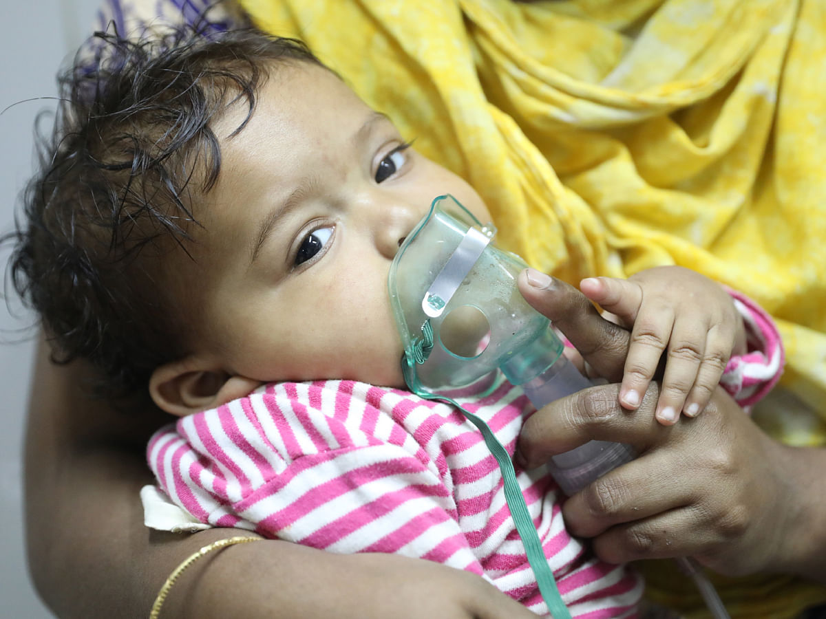 A child is being treated with nebulizer at Dhaka Shishu hospital on Monday as the cold-related diseases are on the rise with cold in the country. Photo: Prothom Alo