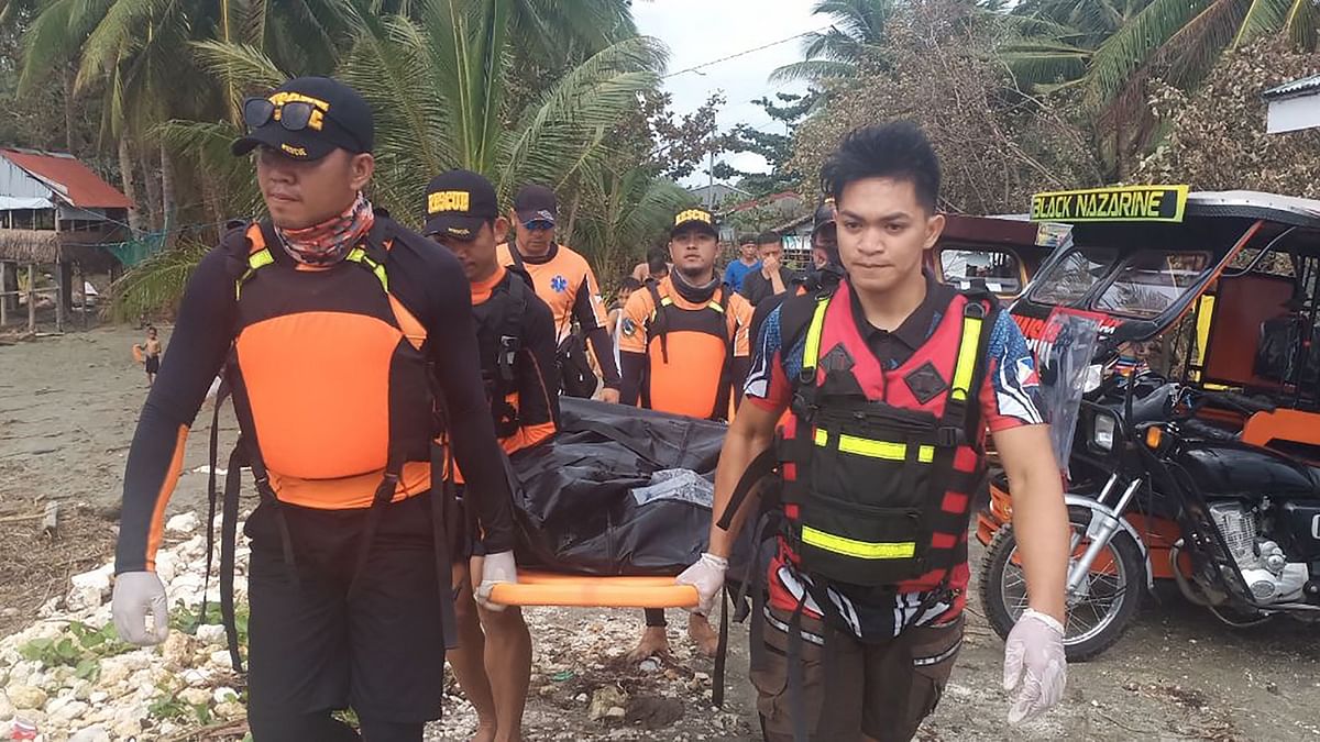 Rescuers carry a body body, believed to be one of several fishermen who went missing at the height of Typhoon Phanfone that pummelled the central Philippines on Christmas Day, from the seashore in Borongan, Eastern Samar province on 27 December. Photo: AFP