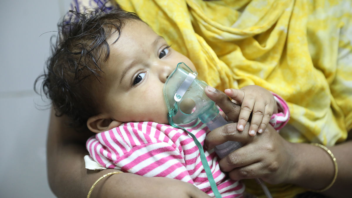 A child at Dhaka Shishu Hospital on 30 December 2019 receives nebuliser therapy as cold-related diseases have broken out with the onset of winter in the country. Photo: Abdus Salam