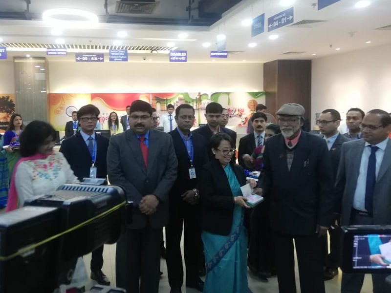 Indian High Commissioner to Bangladesh Riva Ganguly Das hands over visa to a freedom fighter at the Indian Visa Application Centre at Jamuna Future Park, Dhaka on 31 December 2019. Photo: Raheed Ejaz