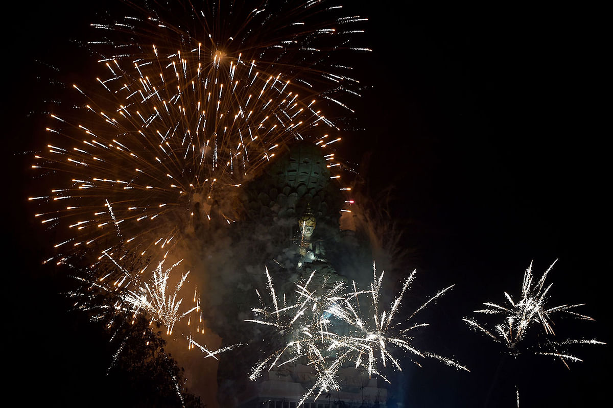 Fireworks light up the sky for New Year celebrations over the 122-metre (400 ft.) tall Garuda Wisnu Kencana (GWK) statue in Jimbaran on Indonesia`s resort island of Bali early on 1 January 2020. Photo: AFP