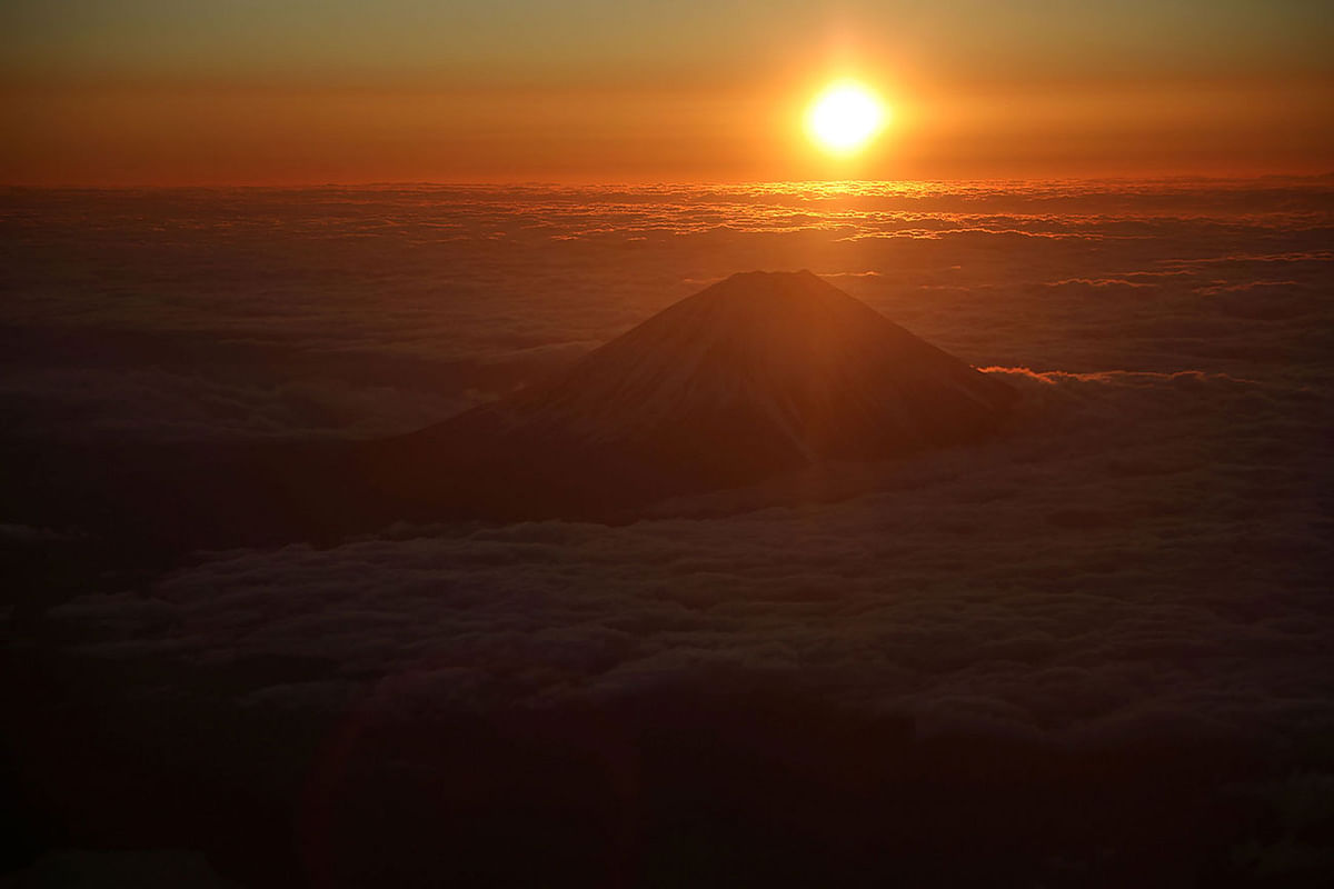 This picture taken early on 1 January 2020 from aboard a Japan Airlines flight shows the first sunrise of 2020 seen above Mount Fuji, Japan. Photo: AFP