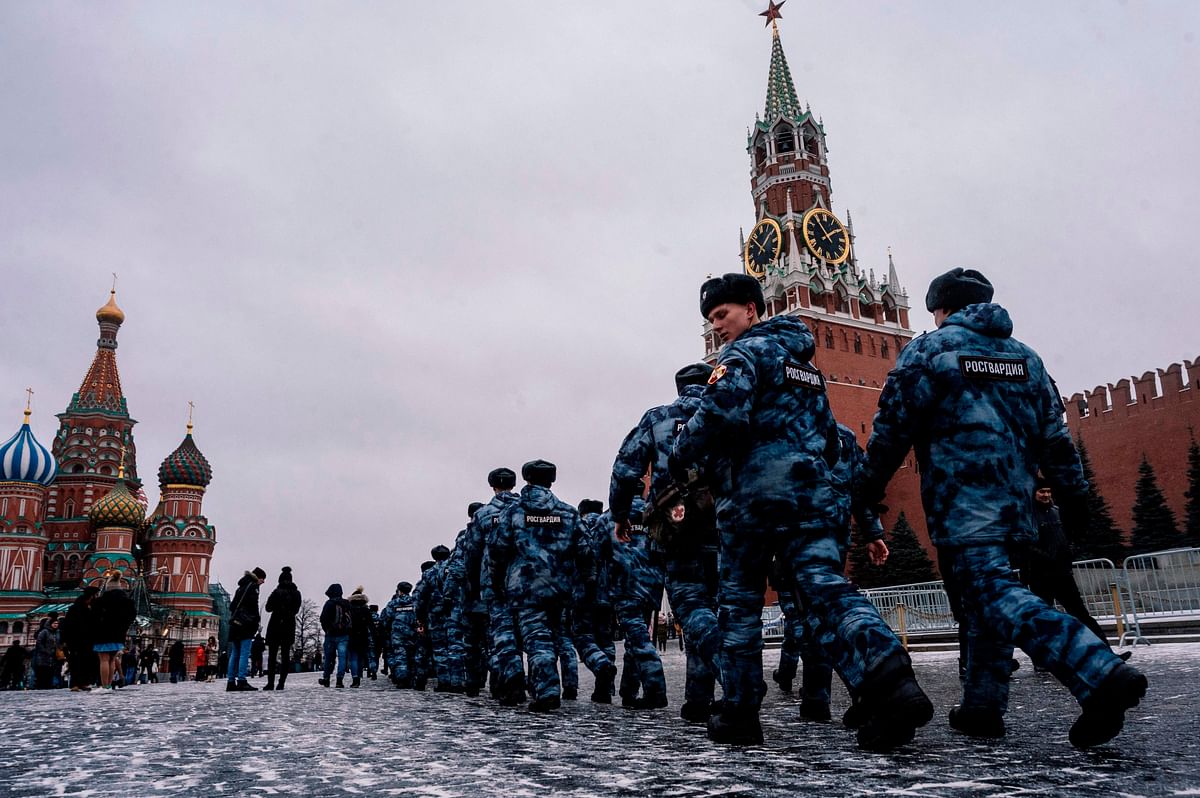 Servicemen of the Russian National Guard patrol along the Red Square in Moscow, on 30 December, as the Kremlin`s Spasskaya Tower is seen in the background. A suspect detained for planning an attack in Saint Petersburg during New Year`s festivities had pledged allegiance to the Islamic State group, Russia`s FSB security service said on 30 December. Photo: AFP