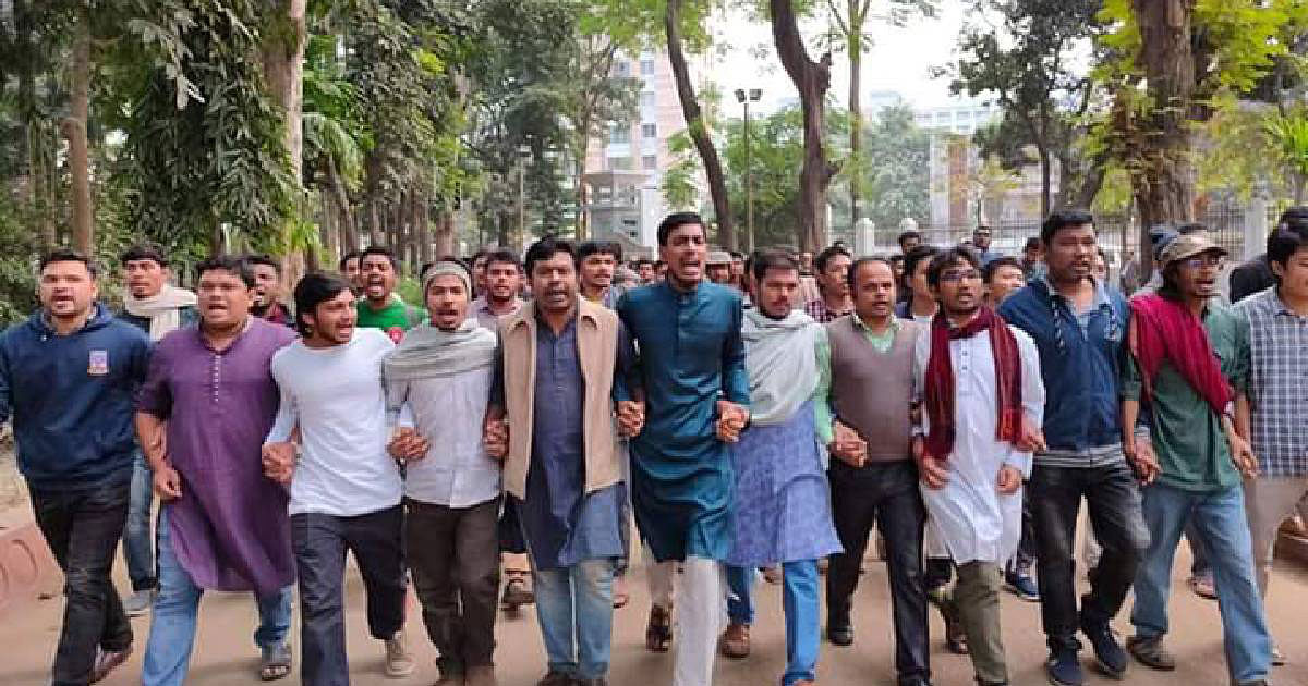 Leaders and activists of 12 student` organisations submit memorandum to Dhaka University vice chancellor. Photo: UNB  Attack on DUCSU VP