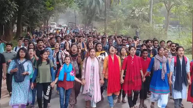 Protesting students and teachers of Jahangirnagar University demand removal of the vice-chancellor. Prothom Alo file photo