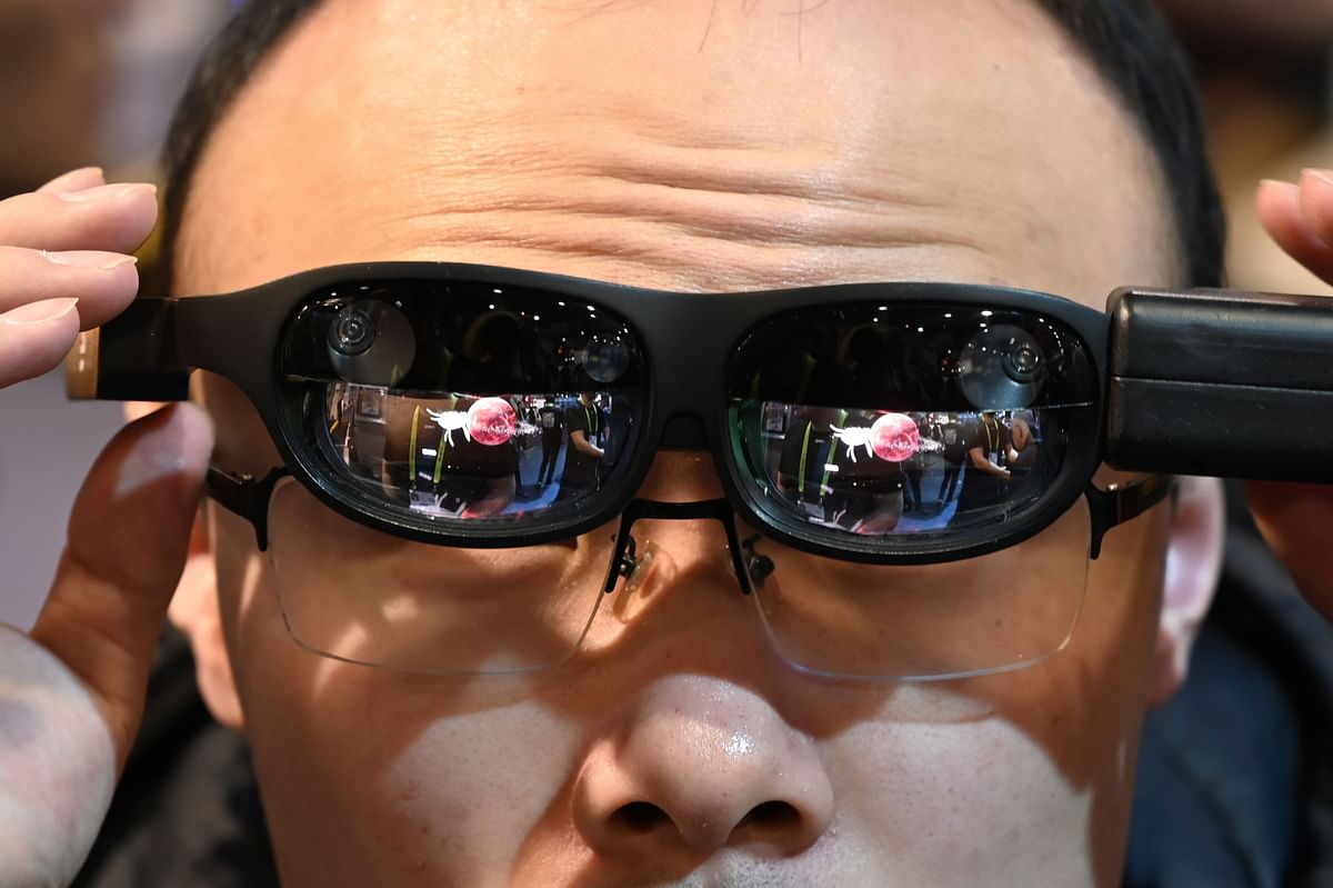 In this file photo taken on 11 January 2019, an attendee tries NReal augmented reality (AR) glasses, on the last day of CES 2019 at the Las Vegas Convention Center in Las Vegas, Nevada. Photo: AFP